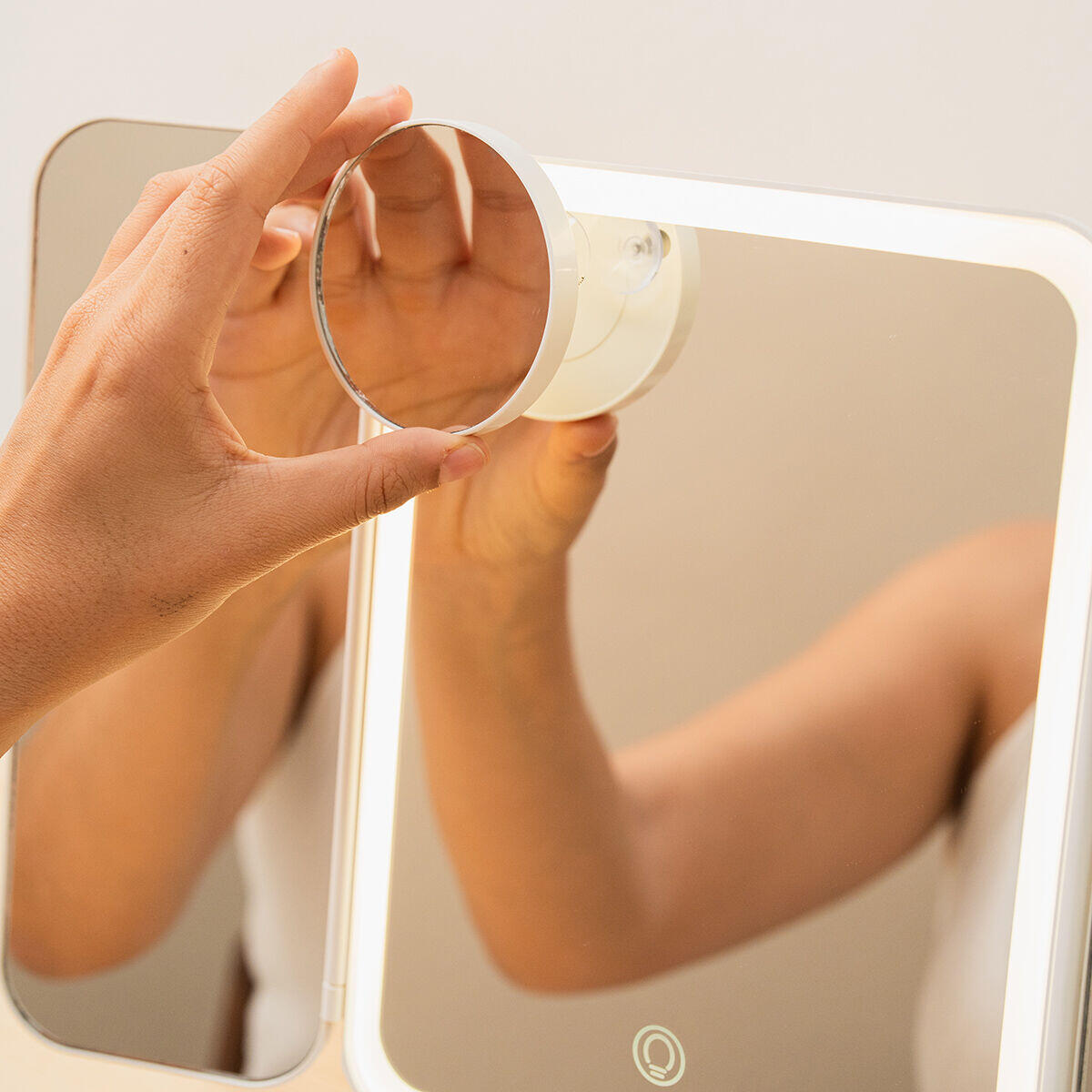 Espejo de Maquillaje Tríptico Recargable con Luz LED y Aumento
